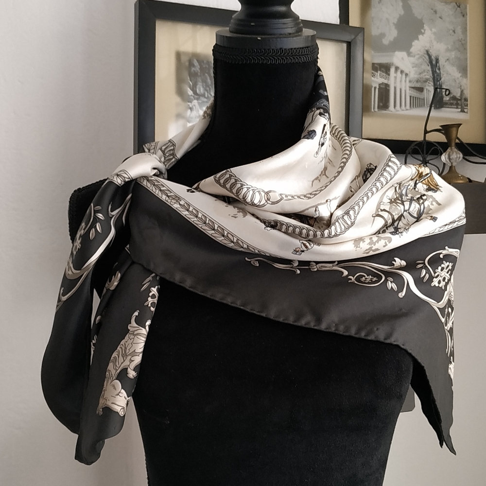 Hermes La Promenade de Longchamps Scarf - Picture 5 of 13